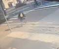 Si butta sotto l'auto